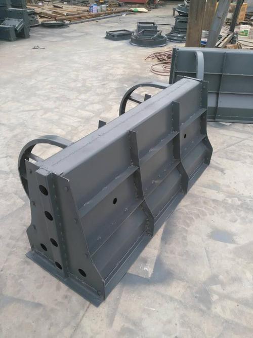 隔离墩模具在高速公路工程中的应用与厂家选择指南